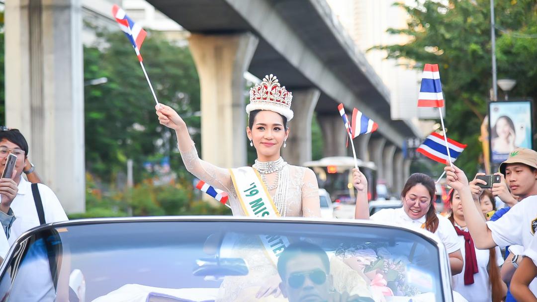 รถแห่พร้อม น้องบิ๊นท์ สิรีธร Miss International 2019 นั่งรถโบราณเปิดประทุน เพื่อถวายบังคมพระบรมรูป รัชกาลที่ 6 พร้อมร่วมงานกาชาด